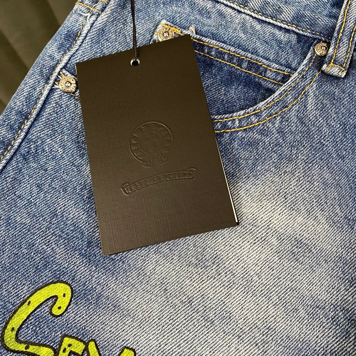 🅿️280 Chroe Hets CH black leather graffiti jeans, priced at 4W level, leather cross pattern graffiti embellishment, high-waisted washed jeans! ! Absolutely high-end luxury products, 1.9W-level god-level single products, super popular products, made with top-notch heavy industry, a magic weapon that cannot be missed. This is an extremely luxurious fashion brand that can also be called the nobles of the high street. It has always been an exclusive brand for some hipsters or the rich second generation. Compared with ordinary high streets, it is more luxurious and noble. Compared with luxury brands, it has a more fashionable personality and has always been a brand I have a special liking for. A6632 [Top heavy industry fashionable design] Consistently high-street luxury style creation. Speaking of this style, the Zangyin family and GU family are definitely the leading representative brands. Especially the Zangyin family has really achieved a state-of-the-art effect in creating high-street style. The color system of this model is made of unique washed materials. It is already quite eye-catching. It is decorated with pink patchwork cross flowers, which cleverly highlights the charm of the brand. Secondly, this model uses classic The classic high-waist cutting design highlights the long legs and the fashionable temperament of the upper body. The brand is highly recognizable and the slim fit configuration is more suitable for daily wear. This product is a product that interprets personality, fashion, and specifications at a glance. This single product is enough to make any fan excited. It can be a white T-shirt for youthful preppy style, or a tight sling for royal lady style. It has strong matching ability and can be easily controlled by men.  [Material and craftsmanship] Needless to say, this point goes without saying. As an excellent craftsman brand, Zangyin has really perfect requirements for details and craftsmanship. The washed color of this model has gone through so many processes, not to mention the embellishment of the denim appliqués. It is also purely handmade and sewn. Just like what they believe in, only handmade things have soul and have the meaning of wear. A top-notch heavy-duty fashionable denim item, I look forward to your perfect interpretation! ! 28-34 corresponds to S-XL